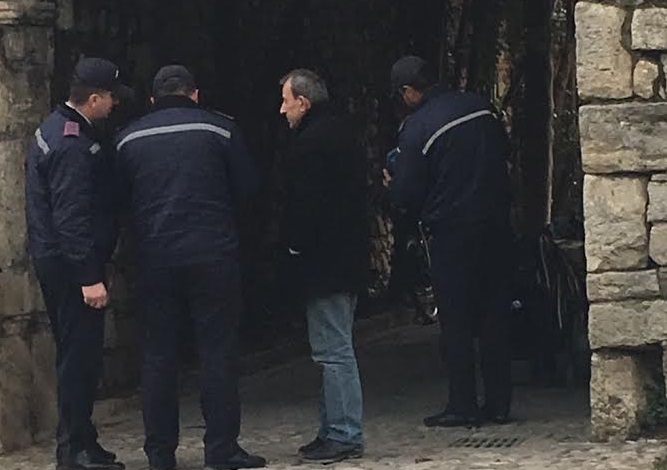 VIDEO/ Policët bashkiakë i marrin kovat me mana tregtarit dhe i vendosin gjobë, ai i ndjek nga pas e rënkon me ngashërim VIDEO/ Policët bashkiakë i marrin kovat me mana tregtarit dhe i vendosin gjobë, ai i ndjek nga pas e rënkon me ngashërim