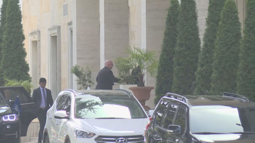 Philip Reeker mbërrin në Tiranë, takohet me kryeministrin Rama Philip Reeker mbërrin në Tiranë, takohet me kryeministrin Rama