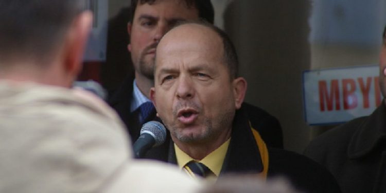 Bilushi i Metës uron Sazanin për zbulimin qe familja Bush rrjedh nga familja Berisha Bilushi i Metës uron Sazanin për zbulimin qe familja Bush rrjedh nga familja Berisha