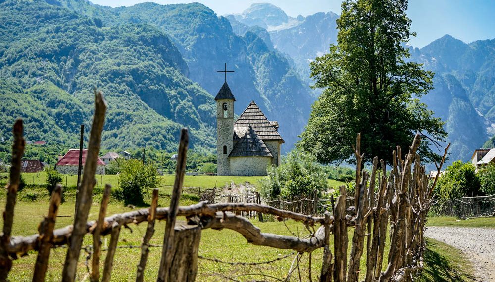 U rrëzua gjatë ecjes në Theth, Policia shpëton 35-vjeçaren polake, niset me helikopter drejt Tiranës U rrëzua gjatë ecjes në Theth, Policia shpëton 35-vjeçaren polake, niset me helikopter drejt Tiranës