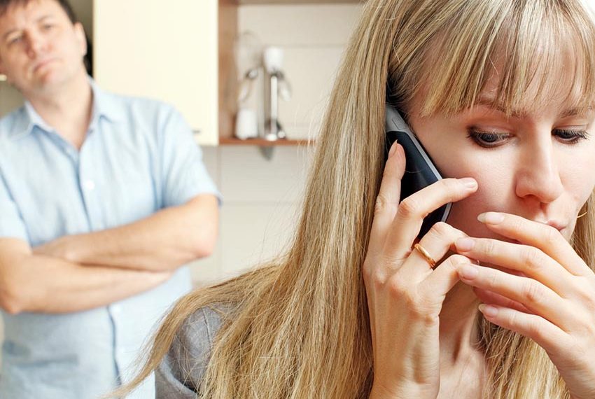 Tronditëse! I tradhtoi babain: Djali ekzekuton me armë zjarri nënën e tij para gjykatës