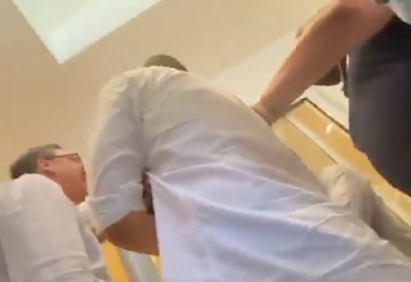 Publikohen pamjet e sherrit të presidentit serb Aleksandër Vuçiç me kryetarin e opozitës Vuk Jeremiç Publikohen pamjet e sherrit të presidentit serb Aleksandër Vuçiç me kryetarin e opozitës Vuk Jeremiç