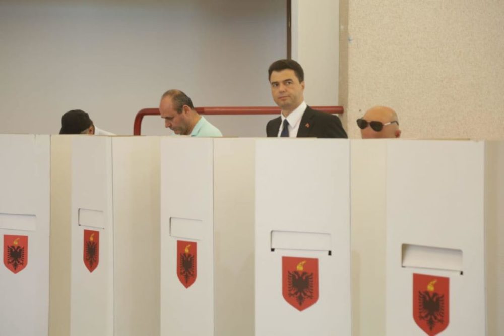 “Sa herë fut dorën në thes, nxjerr të njëjtit njerëz”! Anëtari i Këshillit Kombëtar të PD-së Shano: Basha ka refuzuar ta lexojë mesazhin e qytetarëve “Sa herë fut dorën në thes, nxjerr të njëjtit njerëz”! Anëtari i Këshillit Kombëtar të PD-së Shano: Basha ka refuzuar ta lexojë mesazhin e qytetarëve