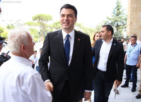 Anëtarët e rinj të Këshillit Kombëtar, revoltohet demokrati: Ata morën mandatet kur opozita i “dogji”, as vetë s’e besojnë se Luli do fitojë ndonjëherë Anëtarët e rinj të Këshillit Kombëtar, revoltohet demokrati: Ata morën mandatet kur opozita i “dogji”, as vetë s’e besojnë se Luli do fitojë ndonjëherë