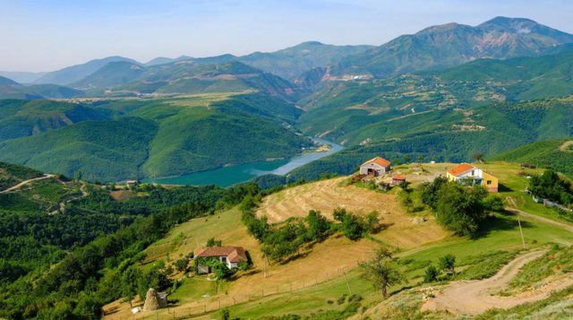 BBC: Bimët në malet shqiptare që na mbajnë të rinj Çfarë fshihet pas reklamave të kremrave mrekullibërës?!