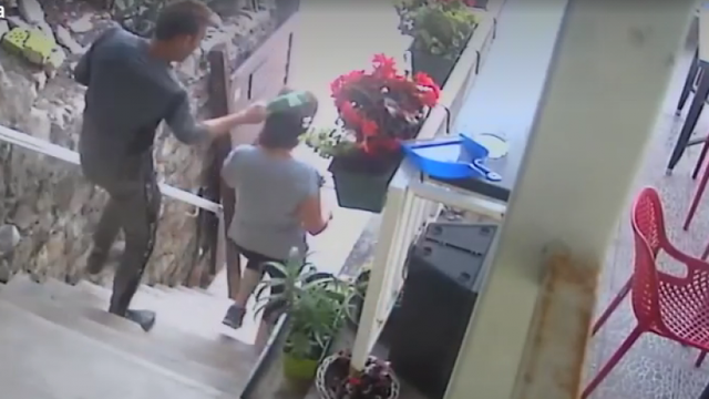 Kalimtari i rastit i kërkon ujë, pronarja e restoranit nuk i jep! Burri godet me shishen bosh në kokë dhe e “masakron” me grushta (FOTO) Kalimtari i rastit i kërkon ujë, pronarja e restoranit nuk i jep! Burri godet me shishen bosh në kokë dhe e “masakron” me grushta (FOTO)