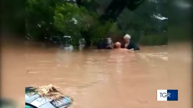 VIDEO/ Makina e italianit po mbytej: Shqiptari kthehet në hero dhe i shpëton jetën në çastet e fundit VIDEO/ Makina e italianit po mbytej: Shqiptari kthehet në hero dhe i shpëton jetën në çastet e fundit