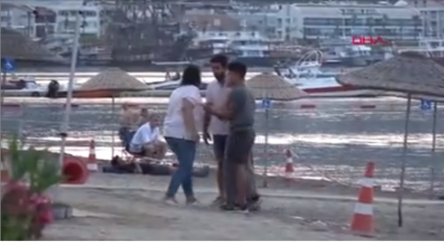 VIDEO/ Ngjarje e pazakontë: Gruaja rreh me grushta dhe shkelma burrin në mes të plazhit VIDEO/ Ngjarje e pazakontë: Gruaja rreh me grushta dhe shkelma burrin në mes të plazhit