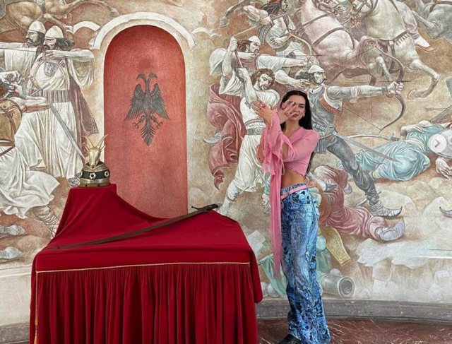 Fotoja që po thyen rrjetin: Dua Lipa i tregon gjithë botës se sa krenare është që ka “gjak shqiptari”! Fotoja që po thyen rrjetin: Dua Lipa i tregon gjithë botës se sa krenare është që ka “gjak shqiptari”!