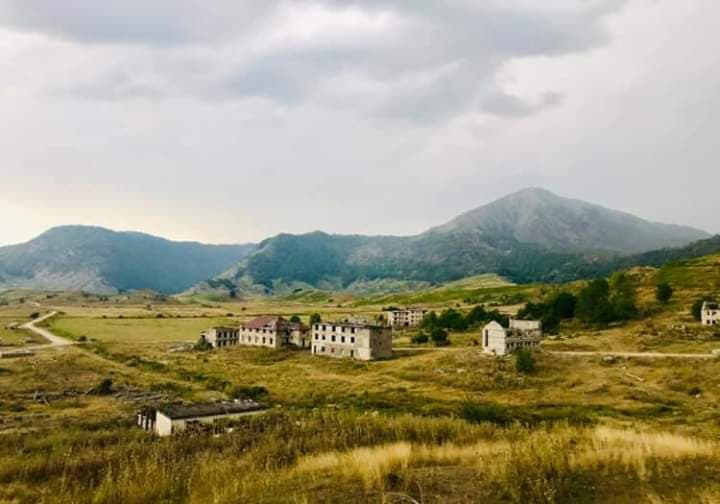 Biza e braktisur e Martaneshit, aty ku fshihej hoteli kurativ për Beqir Ballukun Biza e braktisur e Martaneshit, aty ku fshihej hoteli kurativ për Beqir Ballukun