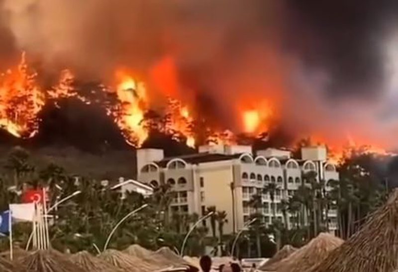 Pamje apokaliptike në Turqi! Shikoni si flakët kanë “pushtuar” Bodrumin: Evakuohen turistët, vdes edhe 25-vjeçari që ishte vullnetar në ‘luftë’ për shuarjen e zjarreve (Video)