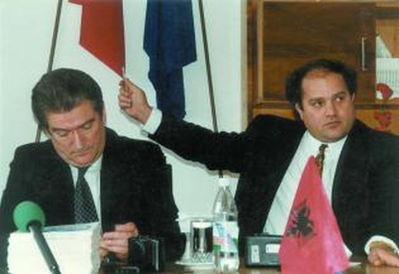 Aishe Haklaj tregon çfarë ndodhi 10 ditë para se të ekzekutohej Azem Hajdari: Ai drejtoi gishtin nga Sali Berisha për vrasjet! Ne e besuam Azemin!