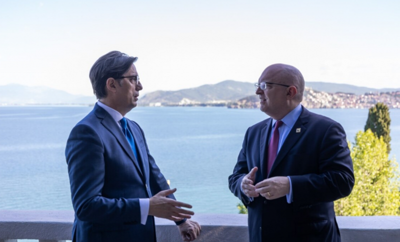 SHBA thirrje Bullgarisë të zhbllokojë negociatat: Reeker kritikon BE dhe paralajmëron sanksione ndaj emrave që synojnë destabilitet SHBA thirrje Bullgarisë të zhbllokojë negociatat: Reeker kritikon BE dhe paralajmëron sanksione ndaj emrave që synojnë destabilitet