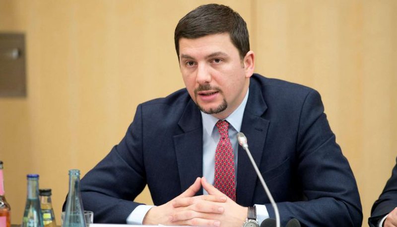 U zgjodh sot kryetar i ri i PDK, kush është Memli Krasniqi, si arriti nga këngëtar i “Ritmit të Rrugës”, të zëvendësonte Hashim Thaçin U zgjodh sot kryetar i ri i PDK, kush është Memli Krasniqi, si arriti nga këngëtar i “Ritmit të Rrugës”, të zëvendësonte Hashim Thaçin