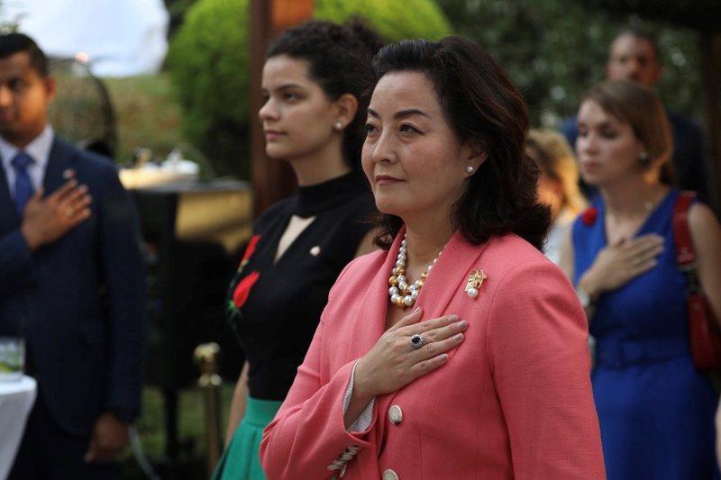 Me dorën në zemër! Ambasadorja Yuri Kim jep mesazhin e fuqishëm: Ta çojmë akoma më përpara demokracinë! Me dorën në zemër! Ambasadorja Yuri Kim jep mesazhin e fuqishëm: Ta çojmë akoma më përpara demokracinë!