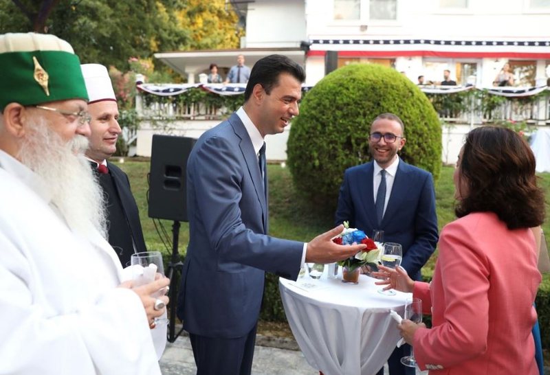 SHBA shton goditjet ndaj Metës: Presidenti lihet në hije gjatë festës për Pavarësinë! Ja mesazhet e ambasadës me fotot nga takimi SHBA shton goditjet ndaj Metës: Presidenti lihet në hije gjatë festës për Pavarësinë! Ja mesazhet e ambasadës me fotot nga takimi