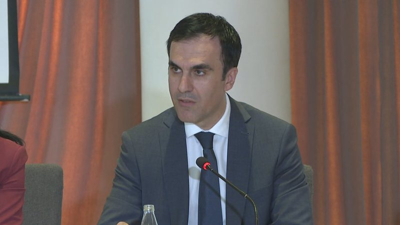 Olsian Çela e di që është Prokuror i Përgjithshëm apo jo ?! Flet si kryetar partie: Bashkëpunimi i instuticioneve do vër para përgjegjësisë këdo që është i përfshirë në krim Olsian Çela e di që është Prokuror i Përgjithshëm apo jo ?! Flet si kryetar partie: Bashkëpunimi i instuticioneve do vër para përgjegjësisë këdo që është i përfshirë në krim