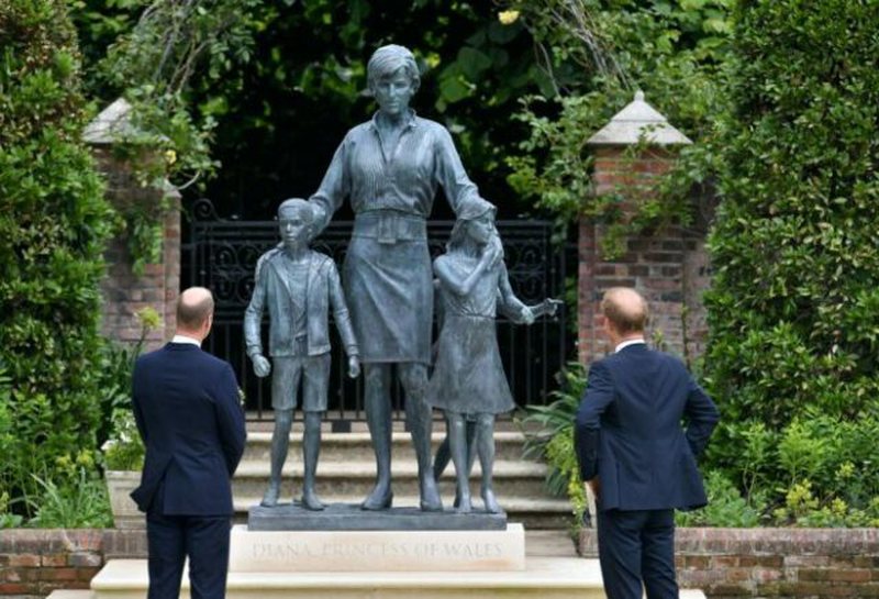 Të bërtitura, zënka dhe fjalë të rënda përballë statujës së Lady Diana! Zbulohet sherri mes William dhe Harry