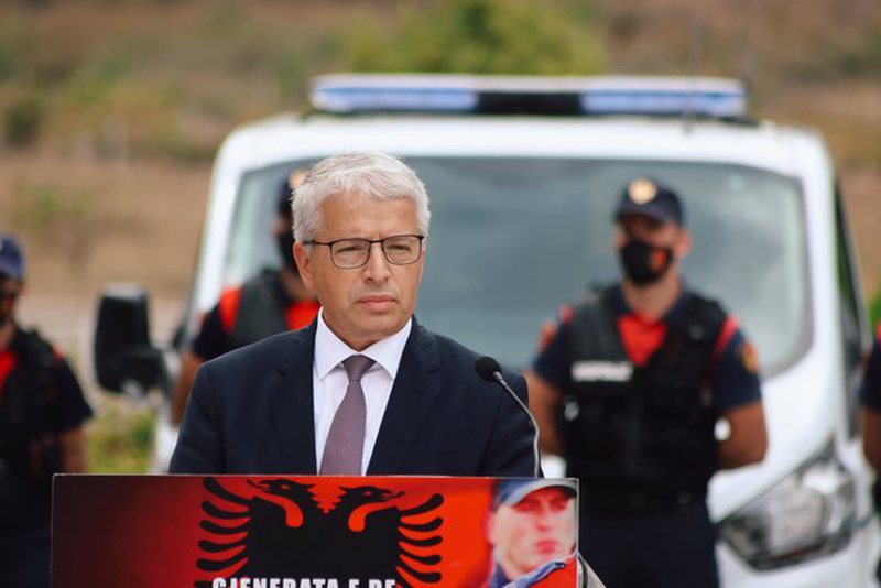 Sandër Lleshaj reagon për herë të parë pas skandalit të tenderave të uniformave të policisë Sandër Lleshaj reagon për herë të parë pas skandalit të tenderave të uniformave të policisë