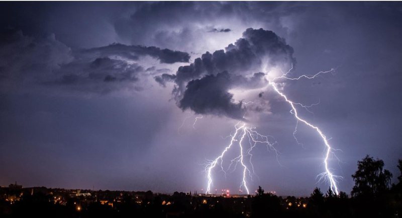 E rëndë/ Rrufeja vret 11 persona dhe plagos disa të tjerë, në momentin që ndodhi tragjedia ata po bënin një selfie E rëndë/ Rrufeja vret 11 persona dhe plagos disa të tjerë, në momentin që ndodhi tragjedia ata po bënin një selfie
