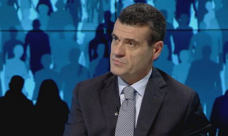 Patozi i “përvishet” Bashës: S’e luan topi që peshku nga koka qelbet, po kur bie fjala për pellgun tënd… e kanë fajin “cironkat” e Pogradecit Patozi i “përvishet” Bashës: S’e luan topi që peshku nga koka qelbet, po kur bie fjala për pellgun tënd… e kanë fajin “cironkat” e Pogradecit