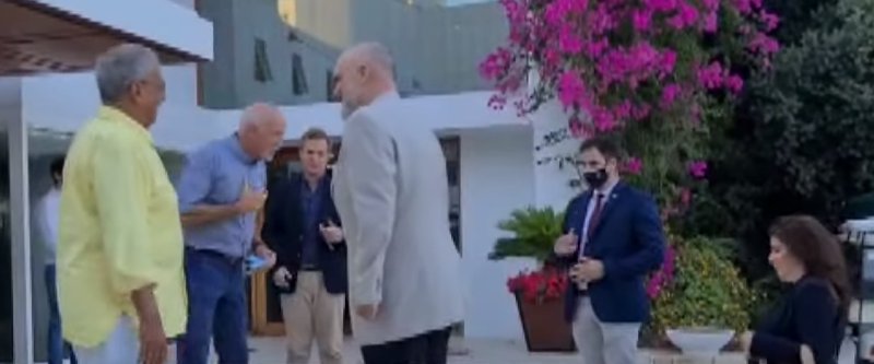 Papandreu bën bashkë Albin Kurtin dhe Edi Ramën! Zbulohet arsyeja e vizitës misterioze të dy kryeministrave shqiptarë në Greqi Papandreu bën bashkë Albin Kurtin dhe Edi Ramën! Zbulohet arsyeja e vizitës misterioze të dy kryeministrave shqiptarë në Greqi