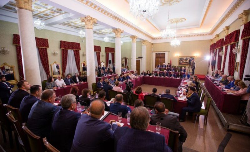 Frrok Çupi: Kafshët e korruptuara në politikë po gjurmojnë çdo qoshe si mund të dalin prej kontrollit të Amerikës! Meta e Berisha e kanë pisk punën Frrok Çupi: Kafshët e korruptuara në politikë po gjurmojnë çdo qoshe si mund të dalin prej kontrollit të Amerikës! Meta e Berisha e kanë pisk punën