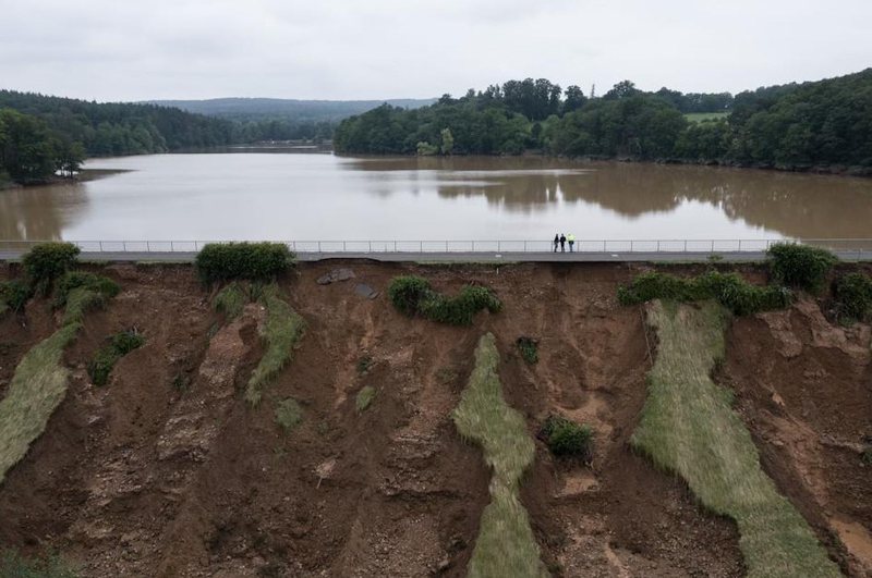 Rrezikohet të çahet diga në Gjermani, Merkel e tmerruar nga pamjet del me mesazhin e fuqishëm Rrezikohet të çahet diga në Gjermani, Merkel e tmerruar nga pamjet del me mesazhin e fuqishëm