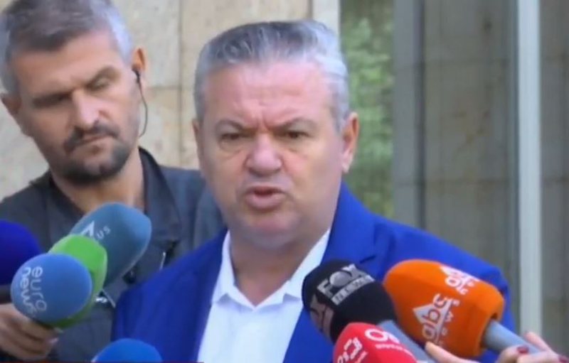 Murrizi publikon fotot që nxjerrin “zbuluar” Lulzim Bashën: 90 ish-spiunë sigurimi i bëri pjesë të… Murrizi publikon fotot që nxjerrin “zbuluar” Lulzim Bashën: 90 ish-spiunë sigurimi i bëri pjesë të…