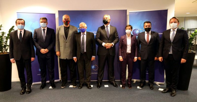 Ish-ambasadori amerikan e thotë troç: Ky është politikani më i shkathët në Ballkan, e ruanin agjentët e CIA-as që të mos e vrisnin Ish-ambasadori amerikan e thotë troç: Ky është politikani më i shkathët në Ballkan, e ruanin agjentët e CIA-as që të mos e vrisnin