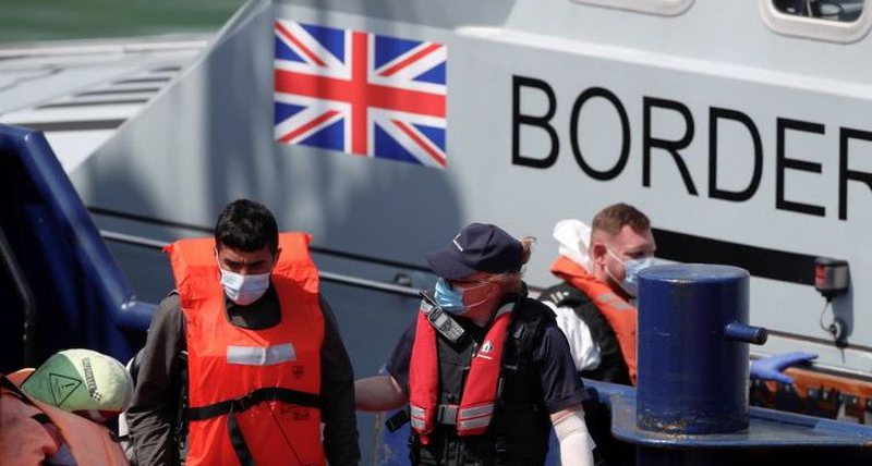 “Kërkoni siguri në BE”! Qeveria britanike u dërgon mesazh të prerë azilkërkuesve: 4 vjet burg për këdo që… “Kërkoni siguri në BE”! Qeveria britanike u dërgon mesazh të prerë azilkërkuesve: 4 vjet burg për këdo që…