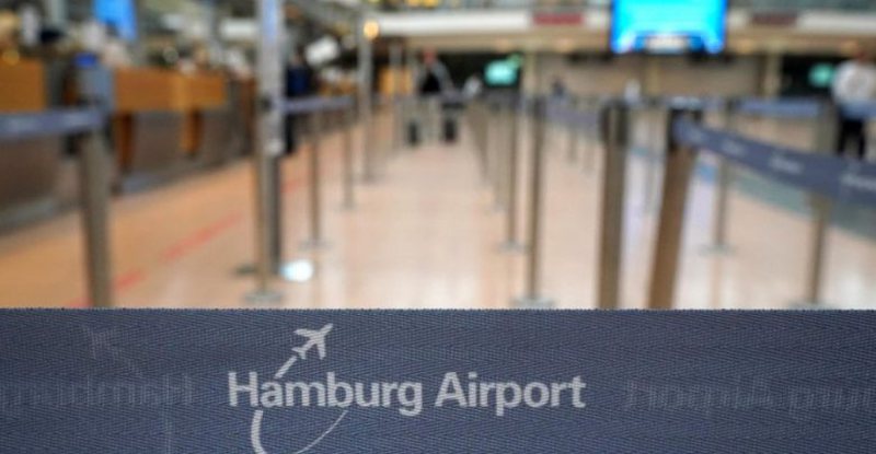 Shqiptarët ngrënë në këmbë aeroportin e Hamburgut në Gjermani: 16 makina policie shkojnë me shpejtësi në vendngjarje! Shqiptarët ngrënë në këmbë aeroportin e Hamburgut në Gjermani: 16 makina policie shkojnë me shpejtësi në vendngjarje!