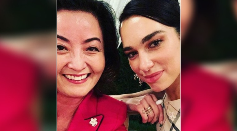 Ambasadorja Yuri Kim darkon me Dua Lipën! Mahnitet nga këngëtarja shqiptare dhe ka dy fjalë për të: Një super yll në skenë dhe jashtë saj! Ambasadorja Yuri Kim darkon me Dua Lipën! Mahnitet nga këngëtarja shqiptare dhe ka dy fjalë për të: Një super yll në skenë dhe jashtë saj!