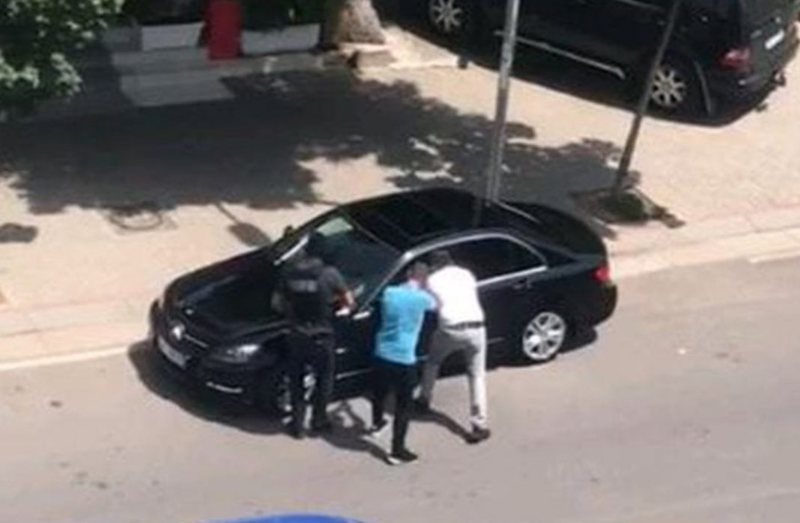 “I arrestuari, djali i biznesmenit të njohur”! Gazetari nxjerr prapaskenat e rënda nga aksioni i policisë në Tiranë, zbulon kujt i përkiste droga: Efektivët humbën 100.000 eurot që kishin me vete! “I arrestuari, djali i biznesmenit të njohur”! Gazetari nxjerr prapaskenat e rënda nga aksioni i policisë në Tiranë, zbulon kujt i përkiste droga: Efektivët humbën 100.000 eurot që kishin me vete!