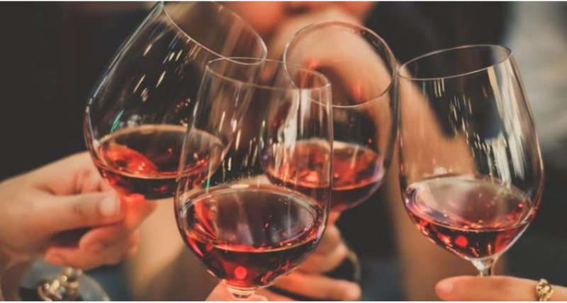 Pse njerëzit trokasin gotat prej shekujsh?! A e dinit historinë që fshihet pas? Pse njerëzit trokasin gotat prej shekujsh?! A e dinit historinë që fshihet pas?