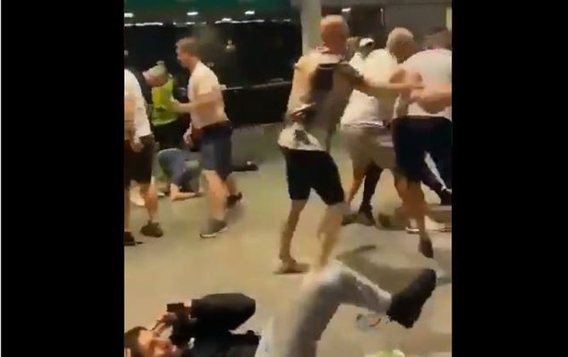 VIDEO/ Çmenden tifozët anglezë! Nuk u del inati dhe rrahin keq italianët kur dilnin nga Wembli, policia bënë “tifozllik”: Shikoni përleshjen e pazakontë që ka ndodhur! VIDEO/ Çmenden tifozët anglezë! Nuk u del inati dhe rrahin keq italianët kur dilnin nga Wembli, policia bënë “tifozllik”: Shikoni përleshjen e pazakontë që ka ndodhur!