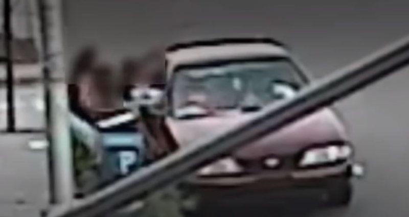 Publikohet videoja që po qarkullon me shpejtësi! Një burrë tenton të rrëmbejë 5-vjeçarin, por nëna e tij bën mrekulli Publikohet videoja që po qarkullon me shpejtësi! Një burrë tenton të rrëmbejë 5-vjeçarin, por nëna e tij bën mrekulli