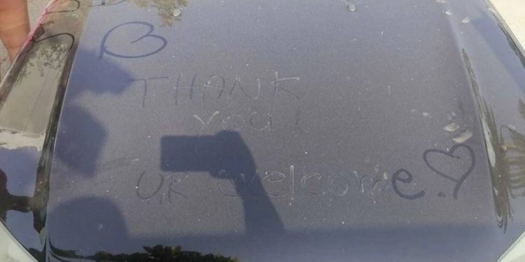 Turistja serbe zbulon mesazhin që shqiptari i la mbi makinë gjatë pushimeve në Ksamil Turistja serbe zbulon mesazhin që shqiptari i la mbi makinë gjatë pushimeve në Ksamil