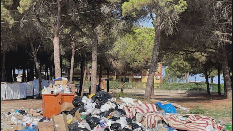 “Mirë se vini në Golem”! Mbeturinat pushtojnë rrugët: Shqetësim për turistët