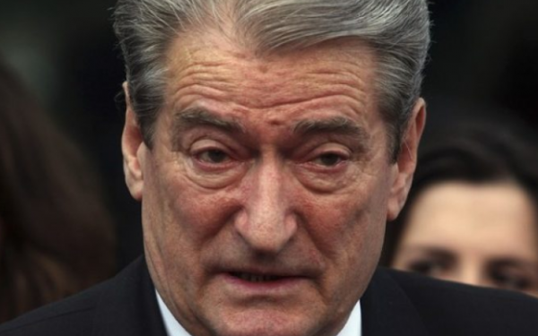 Portali i Berishës kërkon shpalljen non grata të ambasadorit të BE për “minim të demokracisë shqiptare” Portali i Berishës kërkon shpalljen non grata të ambasadorit të BE për “minim të demokracisë shqiptare”