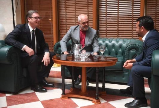 Vuçiç publikon foton me Ramën dhe Zaev: Ky është një hap i madh për të ardhmen Vuçiç publikon foton me Ramën dhe Zaev: Ky është një hap i madh për të ardhmen