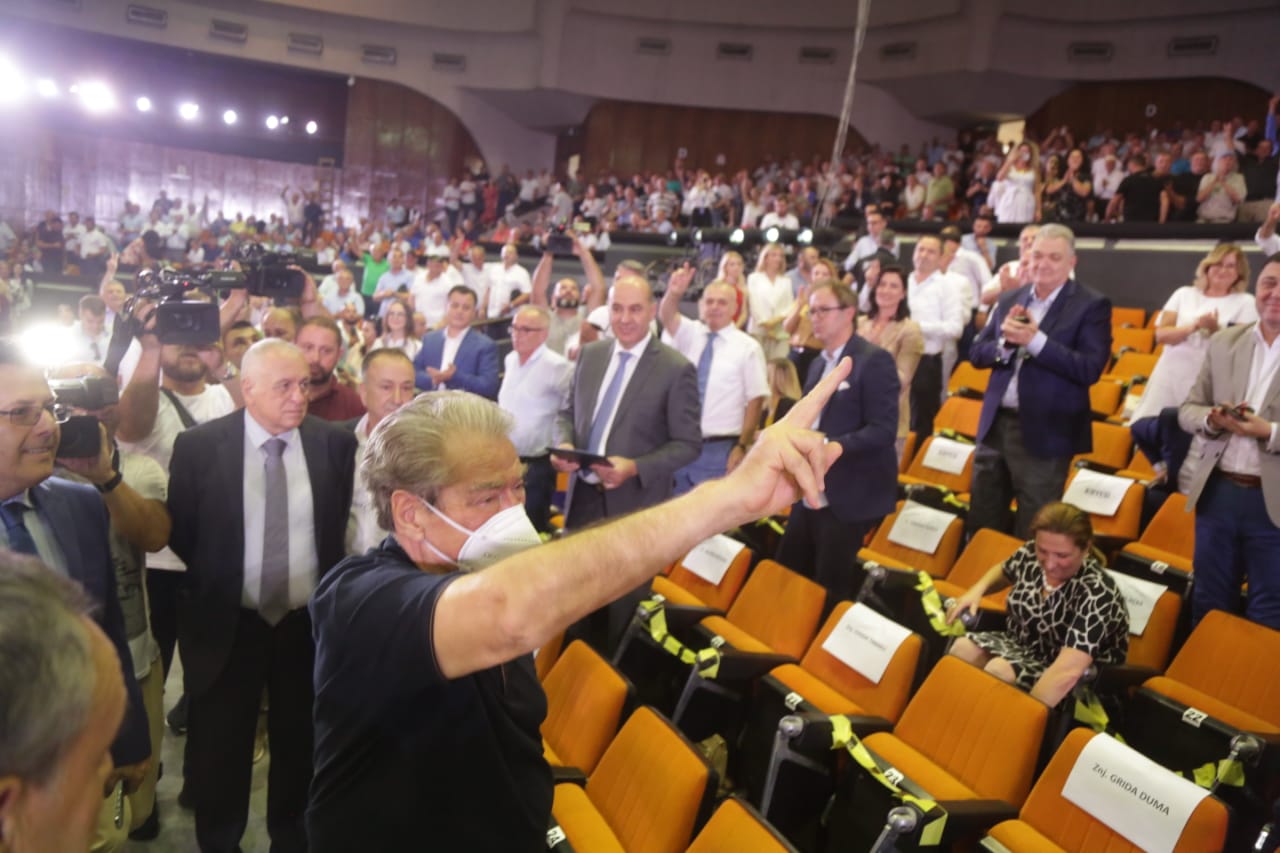 E patë si u prit heroi “non grata “Sali?! A kishte të drejtë At Zef Pllumi kur thoshte: Pa i’u ndërruar truri këtij populli, s’kemi si të hyjmë në Europë E patë si u prit heroi “non grata “Sali?! A kishte të drejtë At Zef Pllumi kur thoshte: Pa i’u ndërruar truri këtij populli, s’kemi si të hyjmë në Europë