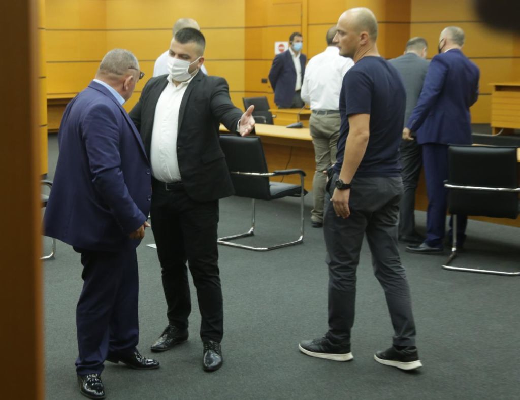 Tensioni në KPK: Trupa gjykuese shkarkon nga detyra prokurorin e njohur! Avokatët dhe prokurori bëjnë “cubin” në sallë! Garda i nxjerrë për “zhelesh” jashtë Tensioni në KPK: Trupa gjykuese shkarkon nga detyra prokurorin e njohur! Avokatët dhe prokurori bëjnë “cubin” në sallë! Garda i nxjerrë për “zhelesh” jashtë