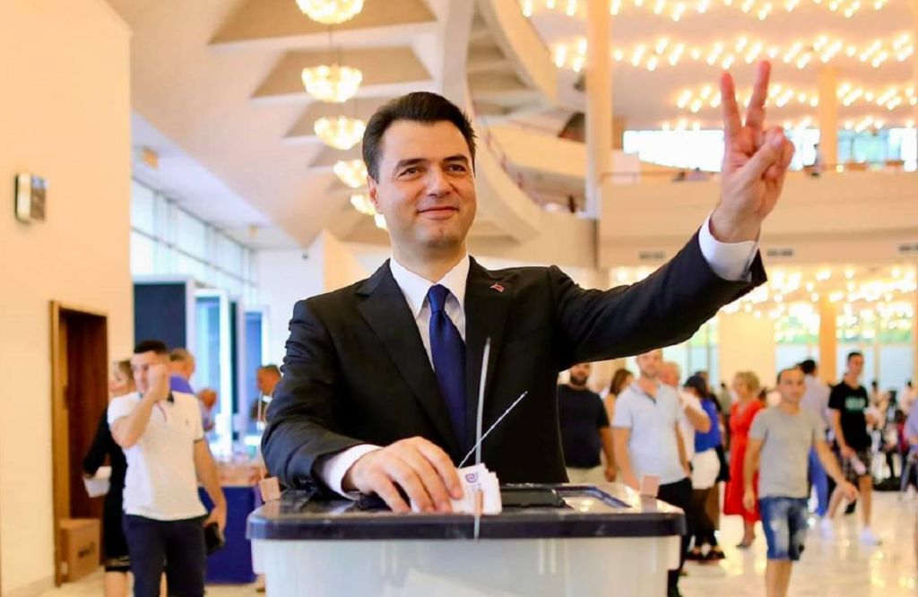 Epidemi tërheqjesh në PD: Kuvendi i turpshëm i Bashës, ndez sirenat e alarmit Epidemi tërheqjesh në PD: Kuvendi i turpshëm i Bashës, ndez sirenat e alarmit