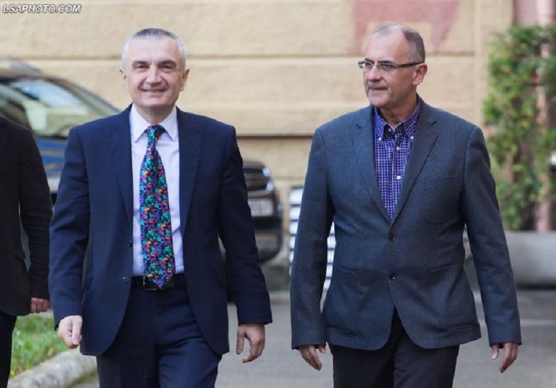 Ilir Meta kundër hapjes së dosjeve të vjetra nga SPAK! Petrit Vasili: Të mos hetojë ish pushtetarët nga ’90-ta Ilir Meta kundër hapjes së dosjeve të vjetra nga SPAK! Petrit Vasili: Të mos hetojë ish pushtetarët nga ’90-ta