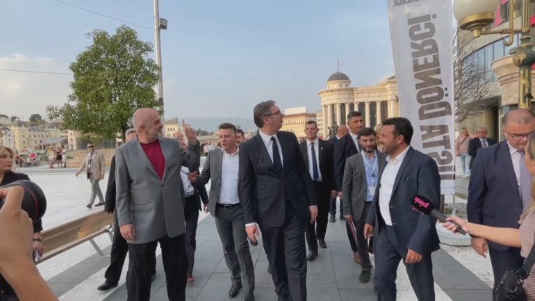 Rama në Maqedoninë e Veriut, shëtitje krah Zaev dhe Vuçiç, qytetarët iu kërkojnë ‘selfie’ Rama në Maqedoninë e Veriut, shëtitje krah Zaev dhe Vuçiç, qytetarët iu kërkojnë ‘selfie’