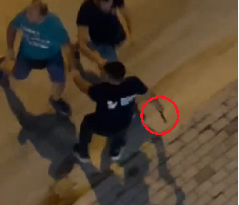 Ulërima e sharje! I ngacmuan të dashurën turistit: Plas sherri në Sarandë Kamerieri i picerisë i ‘sulet’ me thikë! Ulërima e sharje! I ngacmuan të dashurën turistit: Plas sherri në Sarandë Kamerieri i picerisë i ‘sulet’ me thikë!