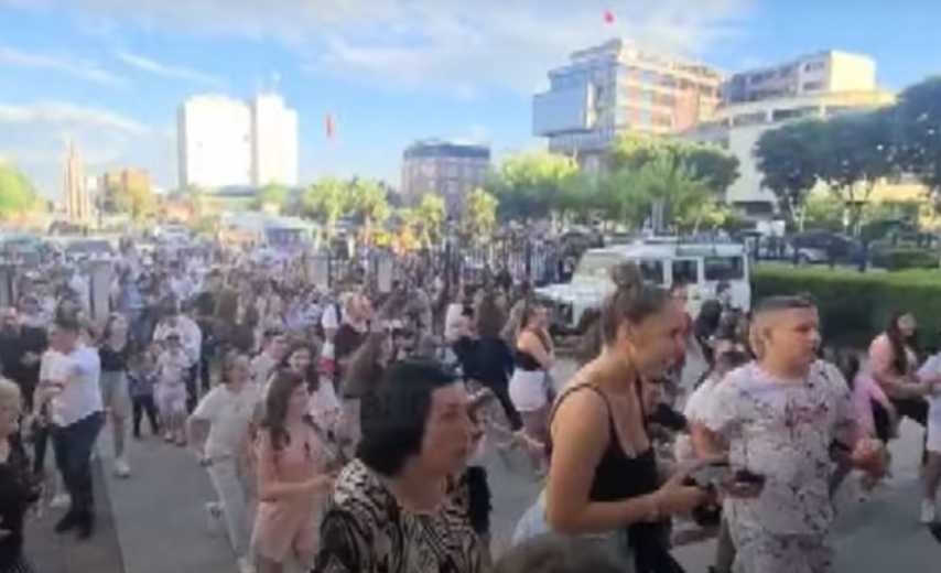 Shqiptarët injorant “u çmendën” pas mediokritetit të tyre! Habit ish-konkurrenti i ‘Përputhen’: Kush jemi ne?! Vetëm njerëzit e papunë… Shqiptarët injorant “u çmendën” pas mediokritetit të tyre! Habit ish-konkurrenti i ‘Përputhen’: Kush jemi ne?! Vetëm njerëzit e papunë…