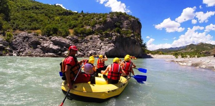 “Corriere della Sera”: 15 vende ku mund të bëni rafting në Europë! Mes tyre edhe Vjosa, në axhendë edhe banjat termale në Bënjë “Corriere della Sera”: 15 vende ku mund të bëni rafting në Europë! Mes tyre edhe Vjosa, në axhendë edhe banjat termale në Bënjë