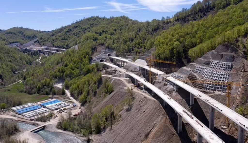 “Autostrada për askund” që fut Malin e Zi në borxh, Kina mund të marrë tokë nga vendi fqinj “Autostrada për askund” që fut Malin e Zi në borxh, Kina mund të marrë tokë nga vendi fqinj